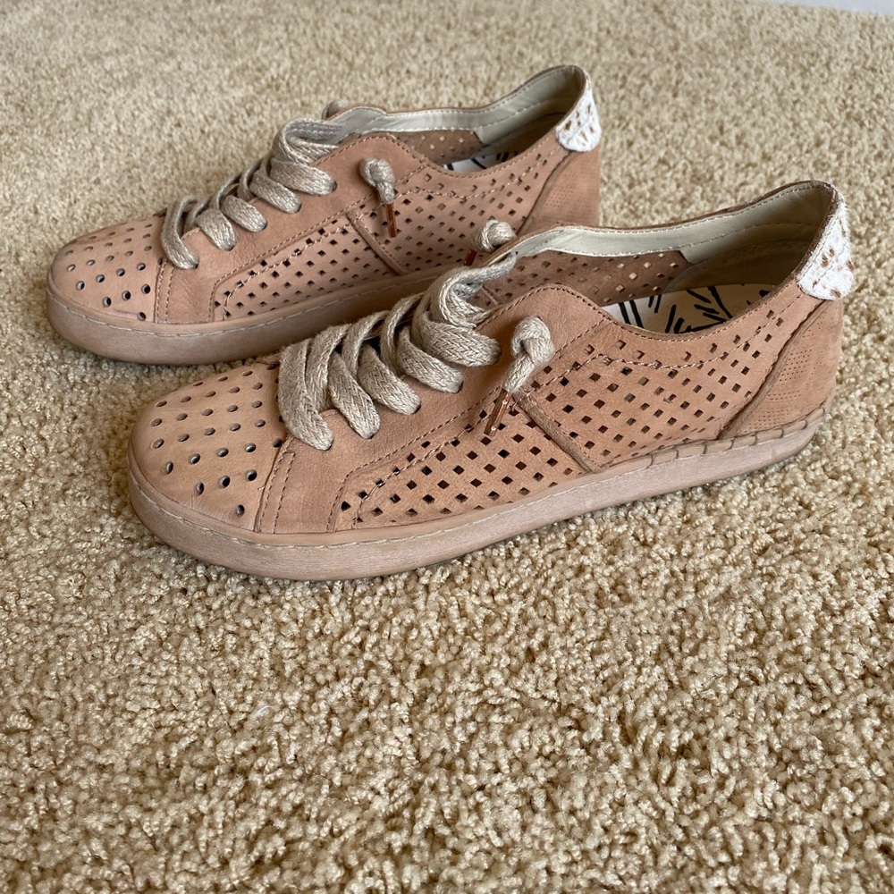 Dolce Vita Zain Perforated Blush Sneaker, Size 7.5